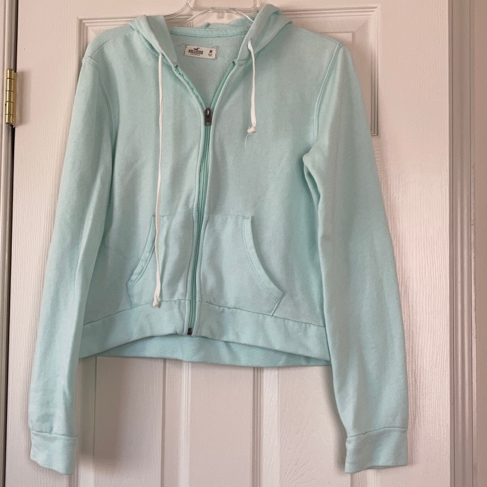 🟪 Hollister Women’s Zip-up Hoodie (size M)